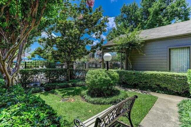 Building Photo - 10047 Westpark Dr