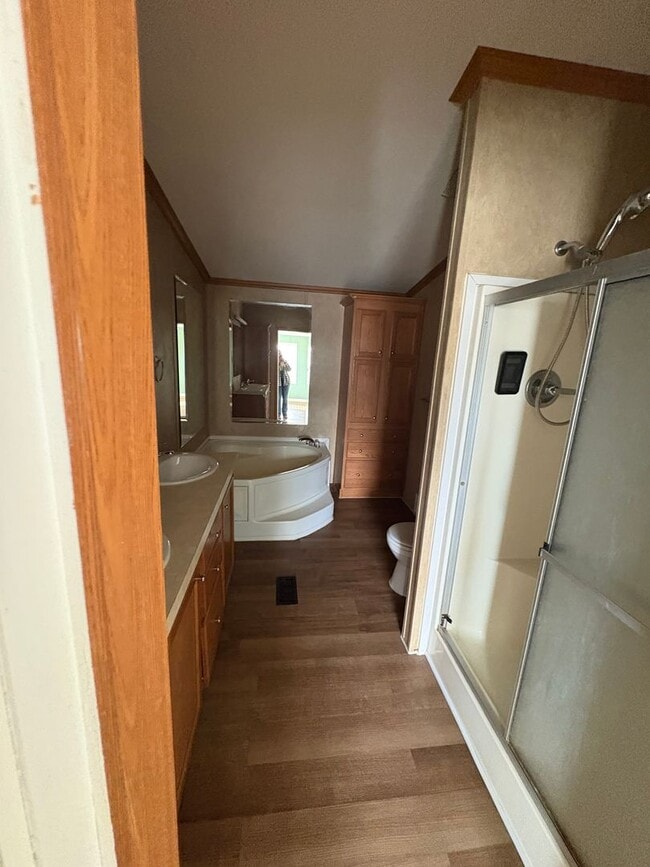 Building Photo - 4 bedroom