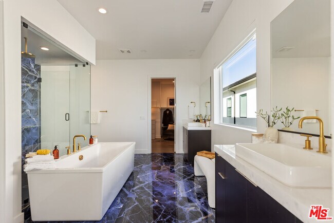 Building Photo - 20668 Hummingbird Ct