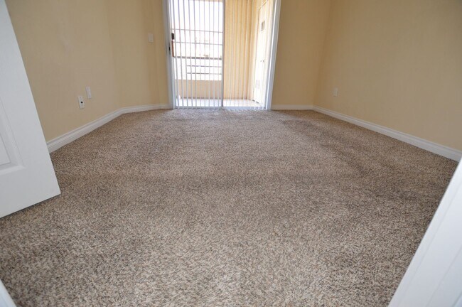 Building Photo - Meridian - Unfurnished 2 Bdrm / 2 Ba Condo - 1 1/2 Blocks off the Strip