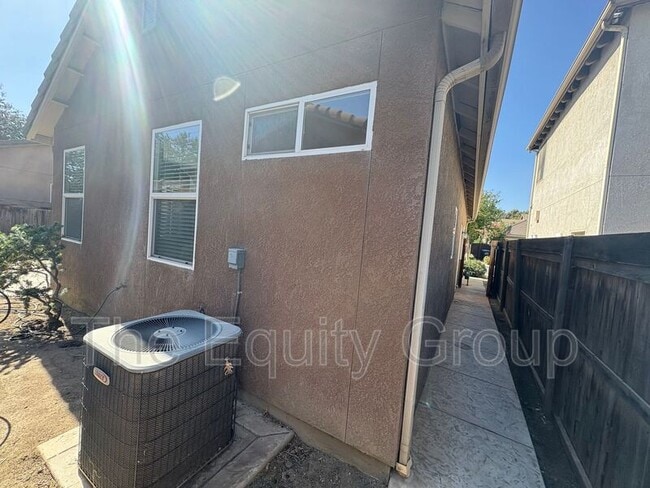 Building Photo - 1424 N Oliveto Ct