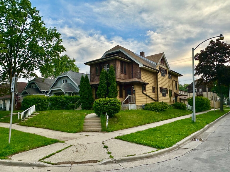 Beautiful corner lot home - 2777 N 48th St