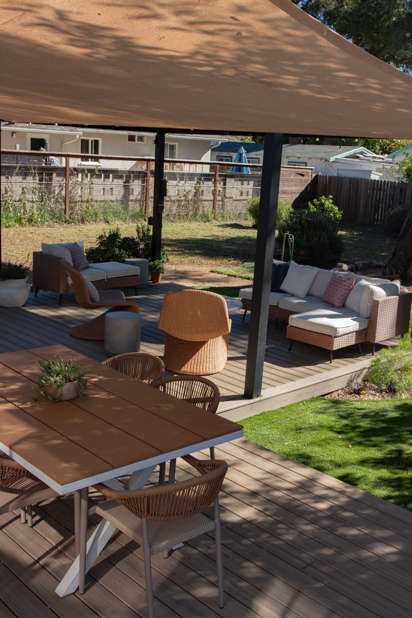 Building Photo - 170 N Arnaz St