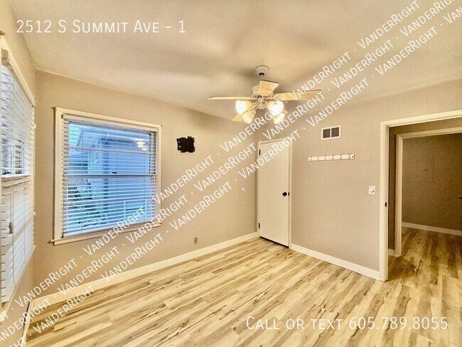 Building Photo - 2512 S Summit Ave