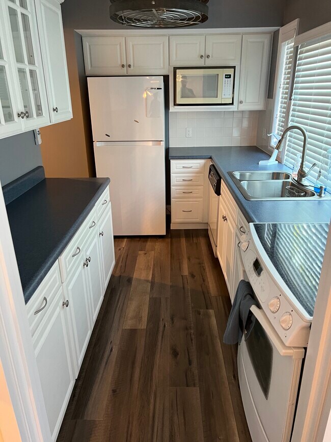 Building Photo - 4298 Chateau de Ville Dr