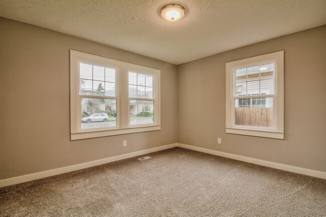 bedroom 1 - 153 NE Jefferson St