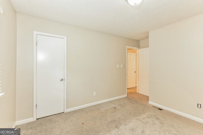 Building Photo - 5869 Bobbin Ln