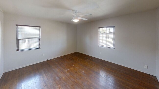 Building Photo - 5121-5123 E Falls View Dr