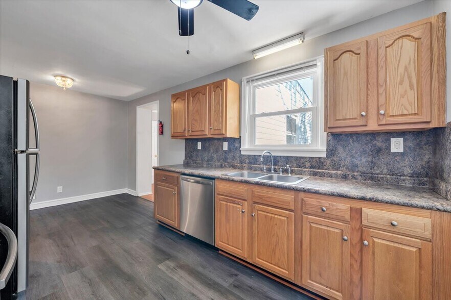 KITCHEN W/ LOTS OF CABINETS! - 2413 Memorial Ave SW
