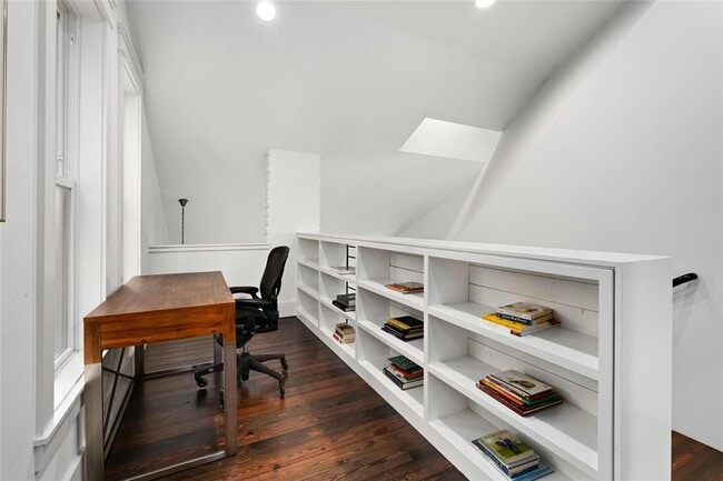 Building Photo - 813 1/2 E 13th St