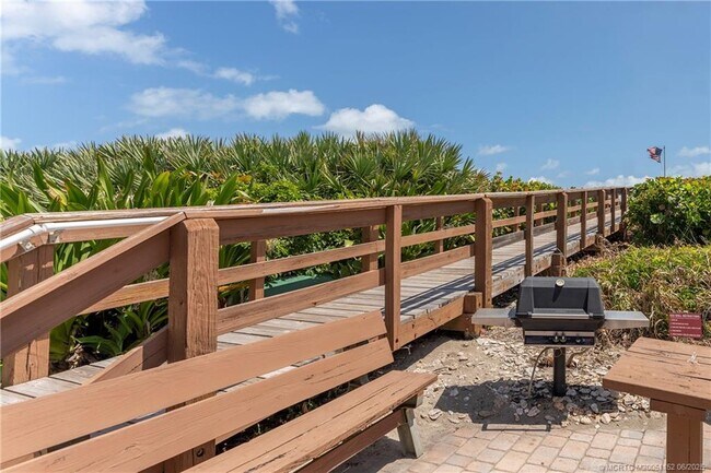 Building Photo - 2571 NE Ocean Blvd