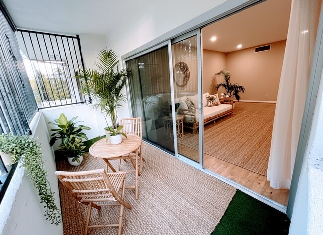 Balcony - 521 Montana Ave