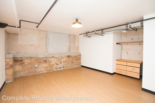 Building Photo - 925 Dilger Ave