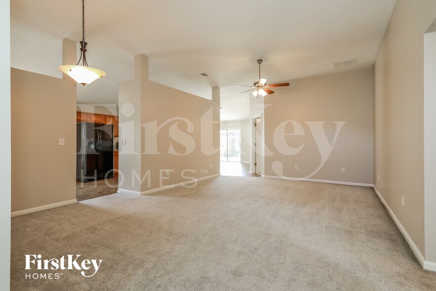 Building Photo - 2424 Willowbend Dr