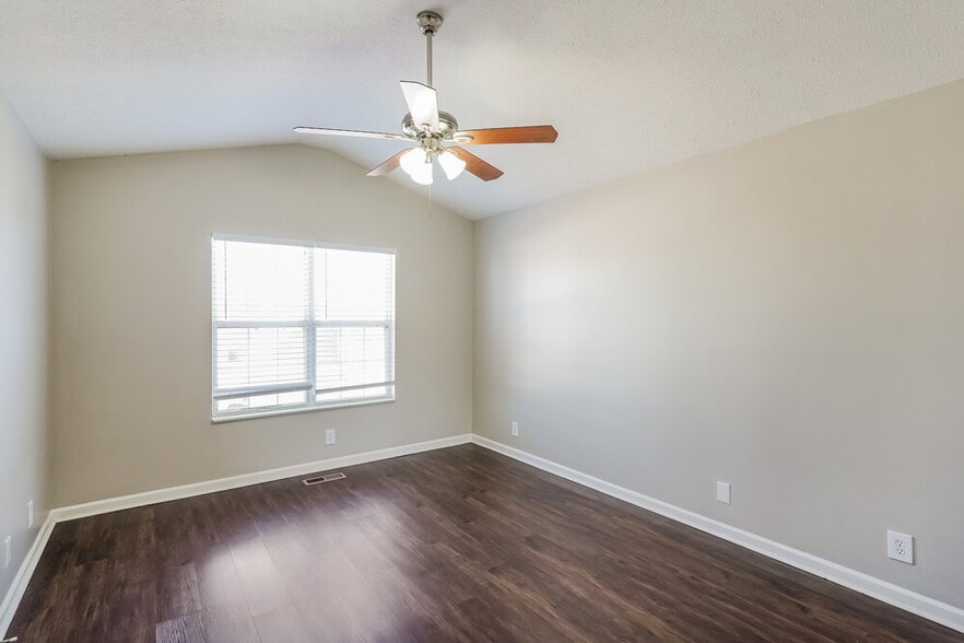 Building Photo - 901 Bexhill Ct S