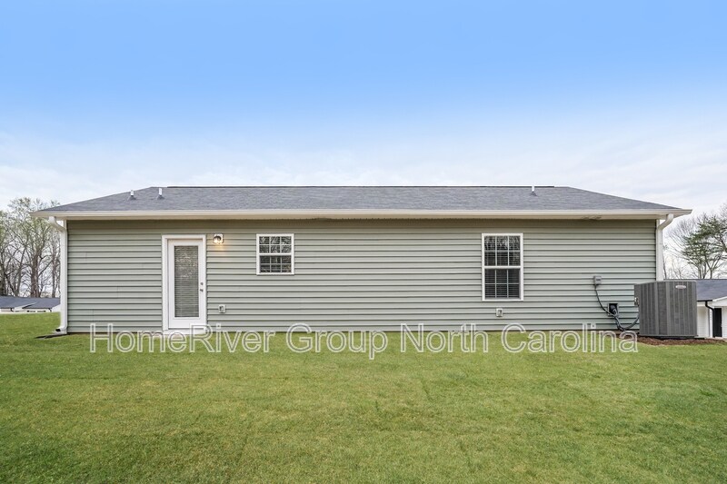 Building Photo - 2808 Carrollwood Dr