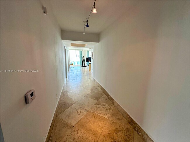 Building Photo - 16500 Collins Ave