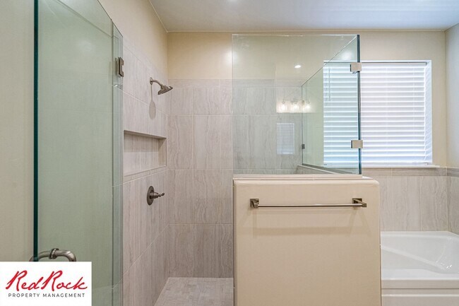 Building Photo - Stunning 4 Bedroom Home. Dog friendly!