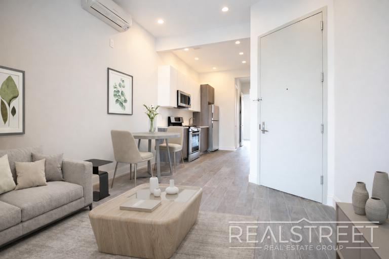 Building Photo - Super Bright 2 BED w LAUNDRY IN-Unit!