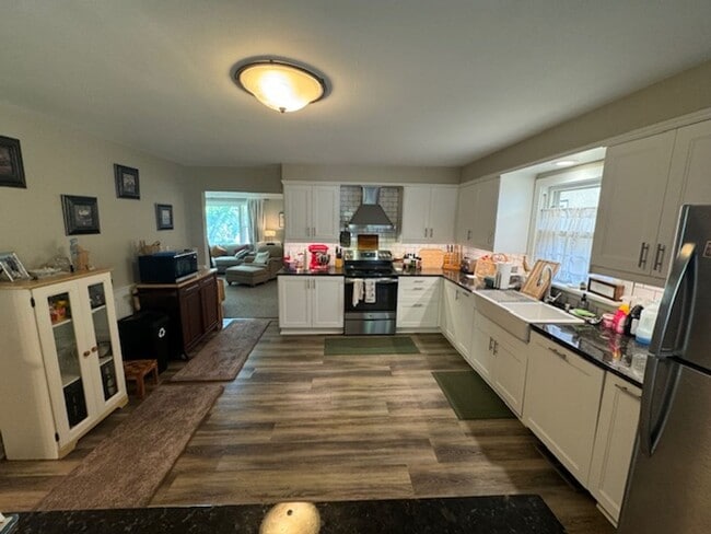 Building Photo - Updated 4 BR / 3 BA SFH w/ Hdwd Flrs, Sunny Porch, 2-car Garage in Robbinsdale!