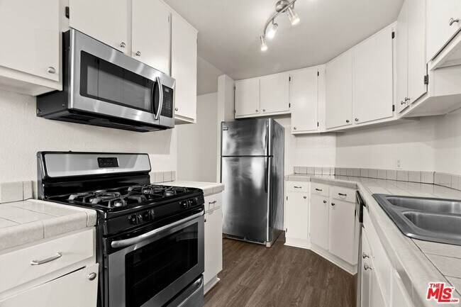 Building Photo - 1950 Rodney Dr