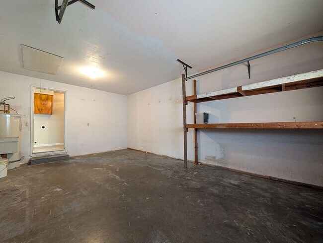 Building Photo - Nice 2 bed/1 bath duplex off River Road