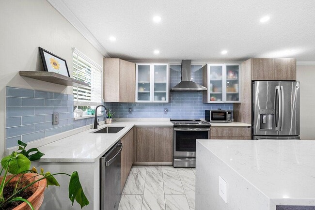 Building Photo - 810 High Point Dr W