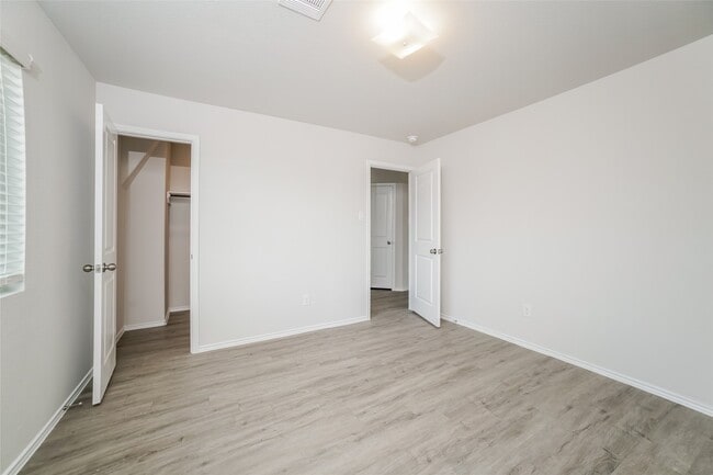 Building Photo - 215 Pronghorn Dr