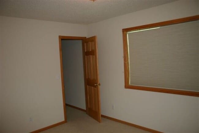 Building Photo - 9130 Oak Ridge Dr