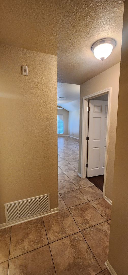 Building Photo - Lovely 2 Bed/2 Bath Duplex in Trimmier Est...