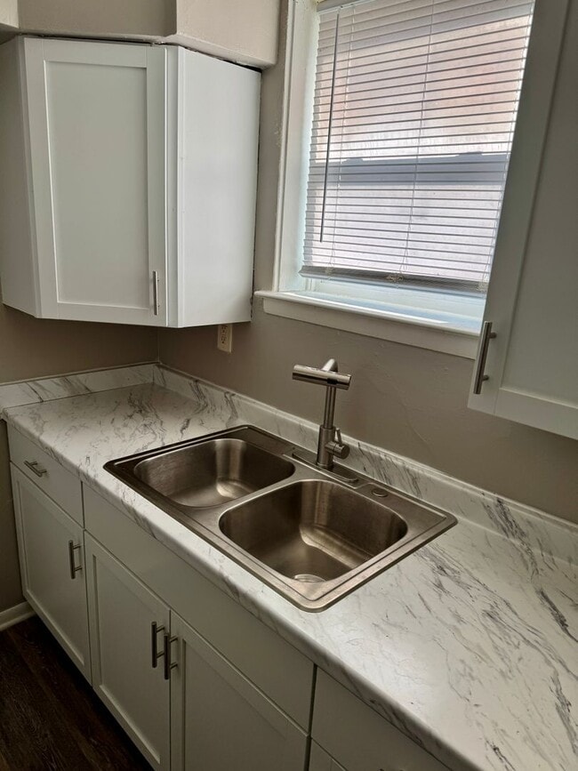 Building Photo - 4906 Baring Ave