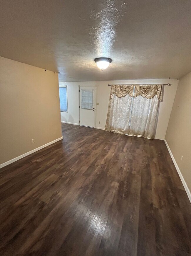 Building Photo - 223 Glenwood Dr