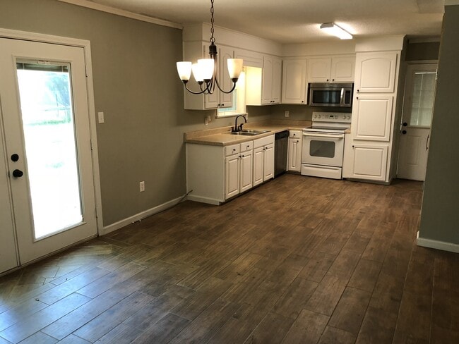 Building Photo - 3 Bed/2 Bath for rent in Madison!