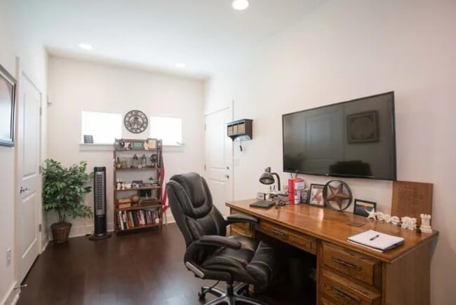 Building Photo - 1000 Muse Ln