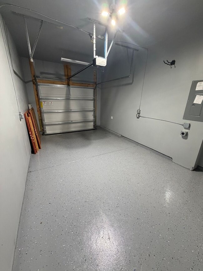 Building Photo - Beautiful 3 Bed / 2.5 Bath Townhome in Foxbank Plantation