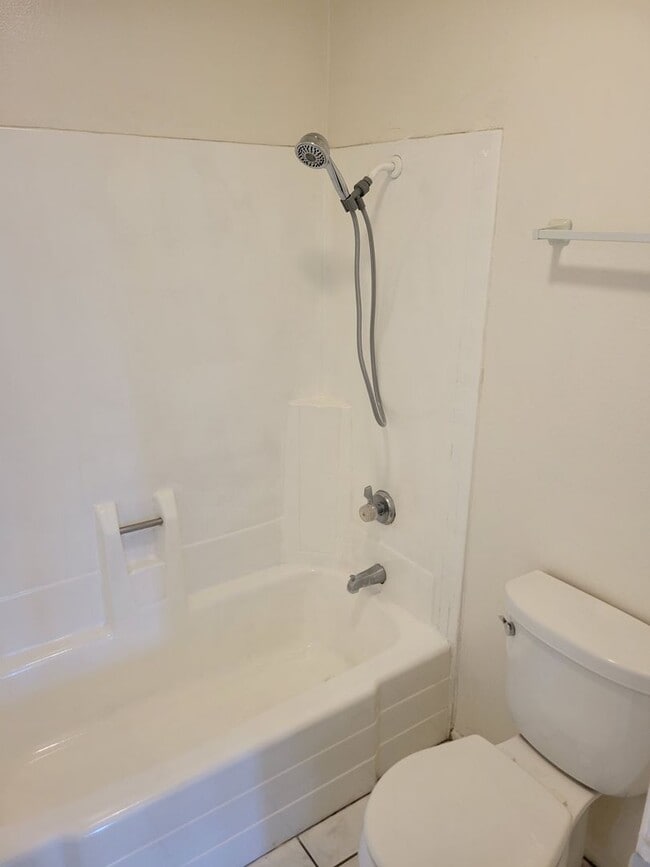 Building Photo - Plenty of Natural Light! Spacious Townhous...