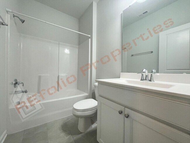 Building Photo - Charming 3 Story 4 Bedrooms with 1st Floor Guest Suite Townhome @ Smith Farm, Apex, Available Now!