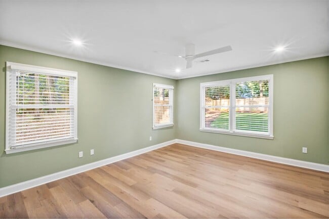 Building Photo - 550 N College St