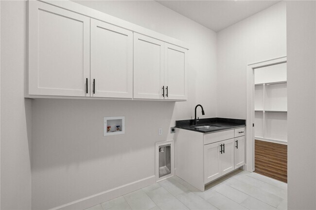 Building Photo - 431 Silverview Ave