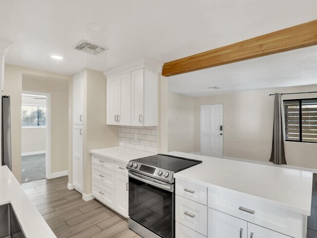 Building Photo - 544 W 17th Pl