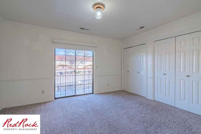 Building Photo - Charming 2 Bedroom Townhome