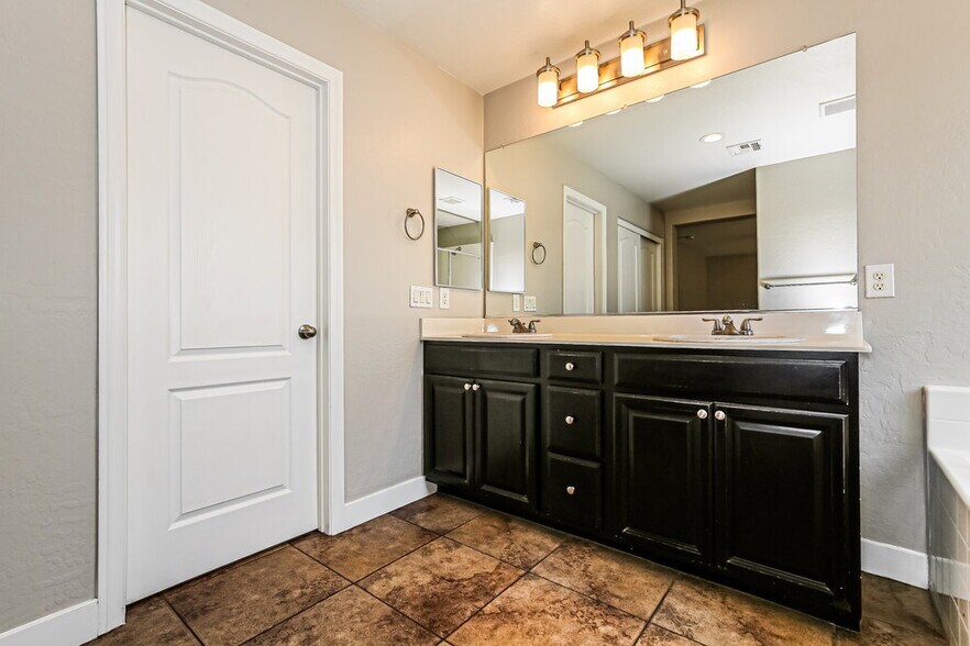 Building Photo - 6406 Kellyville Dr