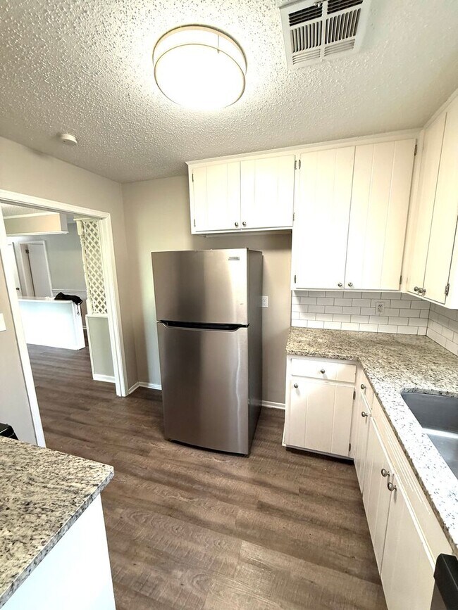 Building Photo - 5712 Roxboro Dr