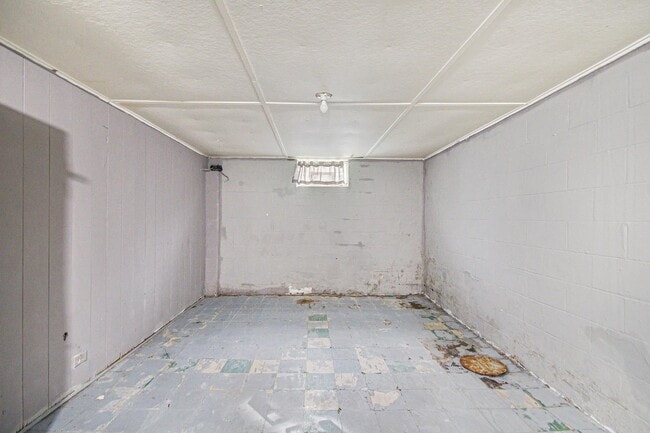 Building Photo - 902 W Lapeer St