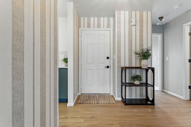 Building Photo - Sunny 2-Bed, 2-Bath Condo in Boulder’s Kin...