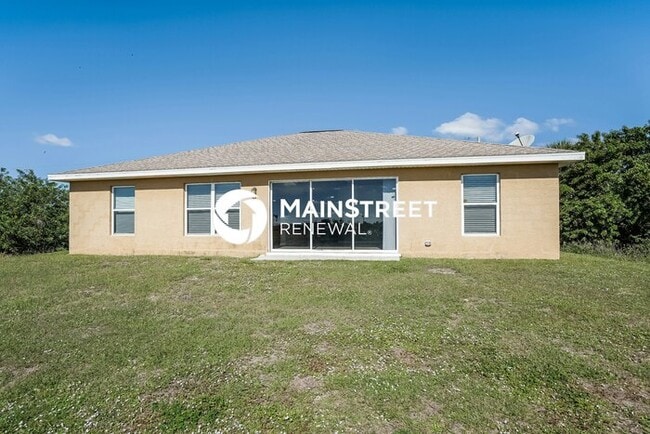 Building Photo - 3 Bedroom Pet-Friendly Home in LEHIGH ACRE...