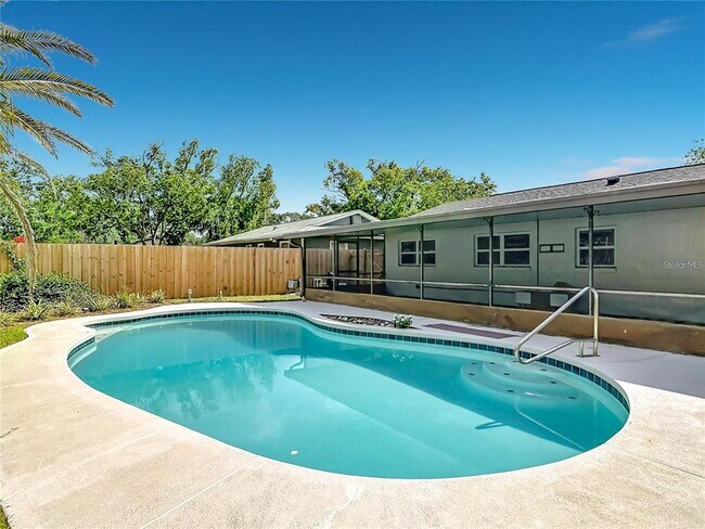 Building Photo - 8676 Hillside Dr