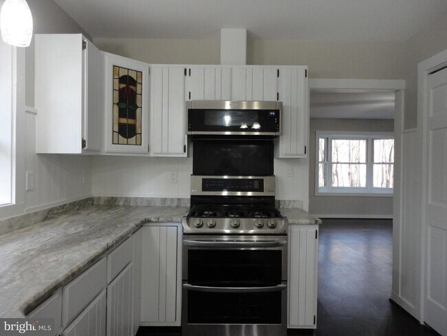 Building Photo - 814 Rustic Ln