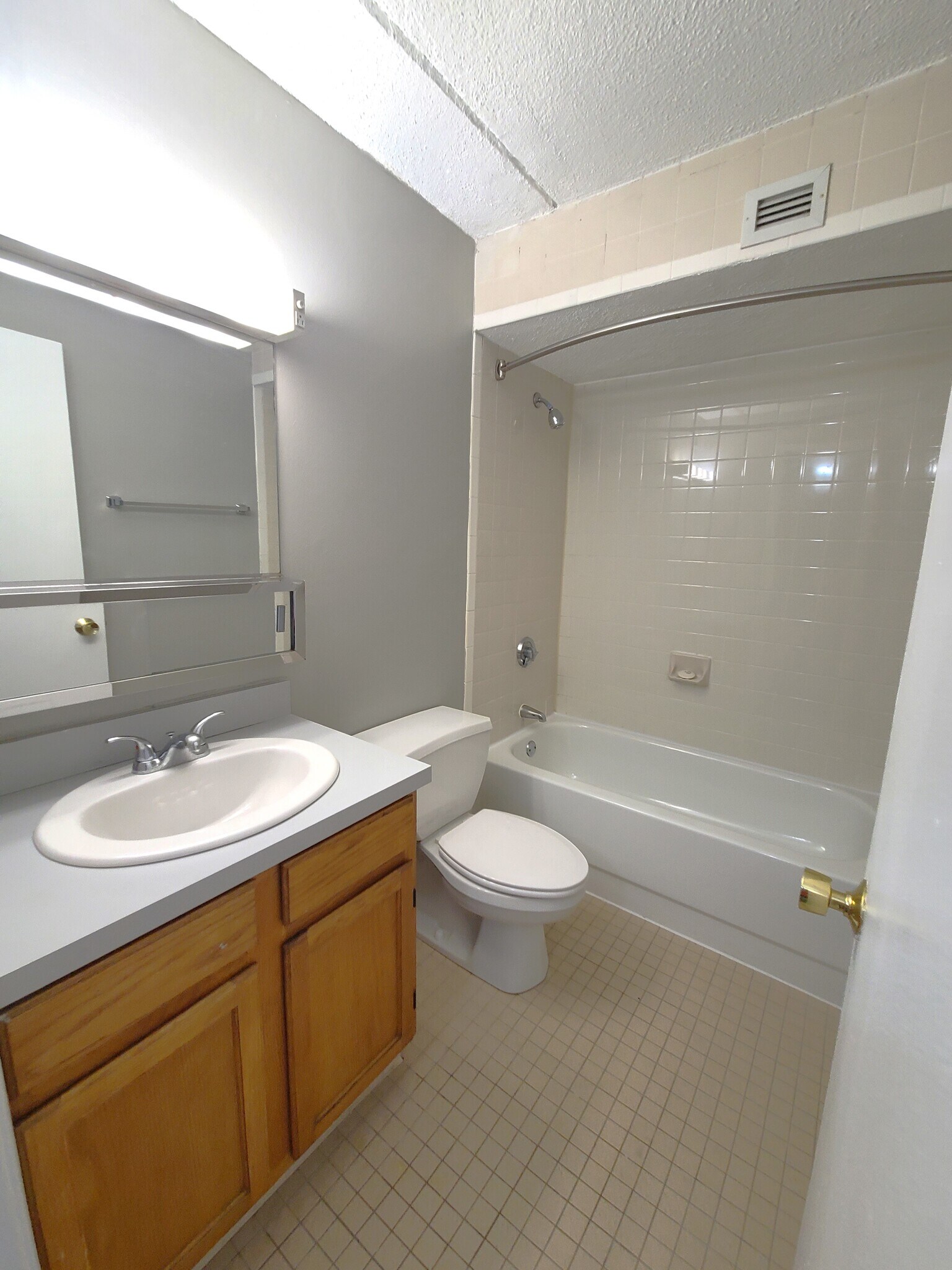 Building Photo - 1 S Point Dr