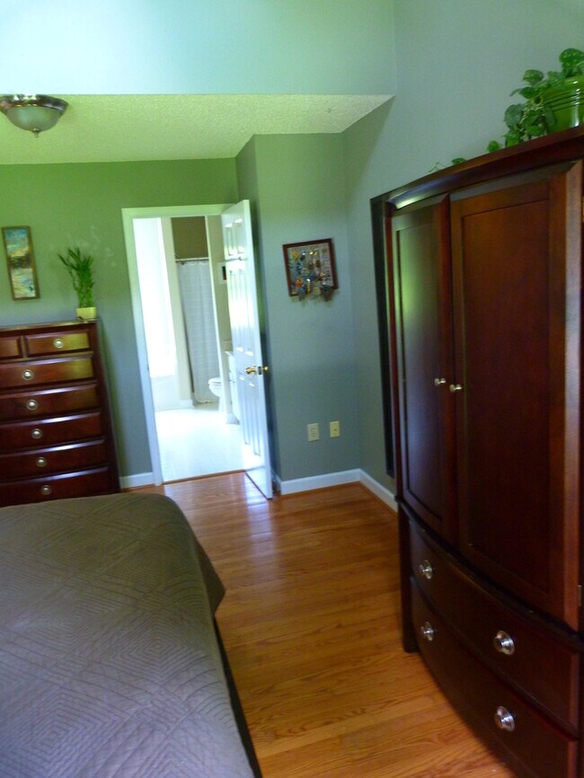 Building Photo - 211 Sandlewood Dr